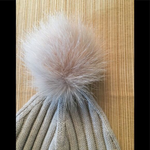 Banana Republic grey hat with Pom Pom , great condition, one size - Picture 2 of 4